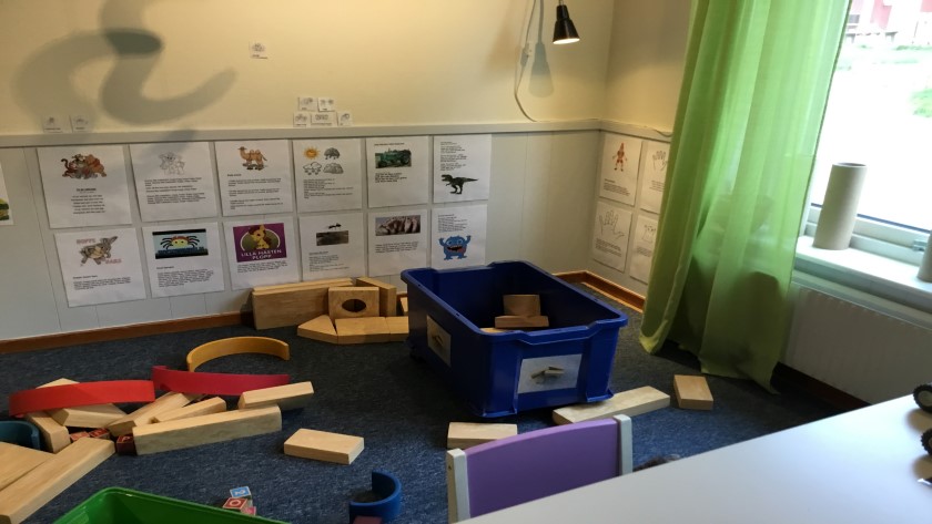 Lekmiljö med bl a klossar inomhus