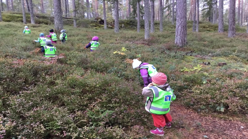 Barn på utflykt i skogen