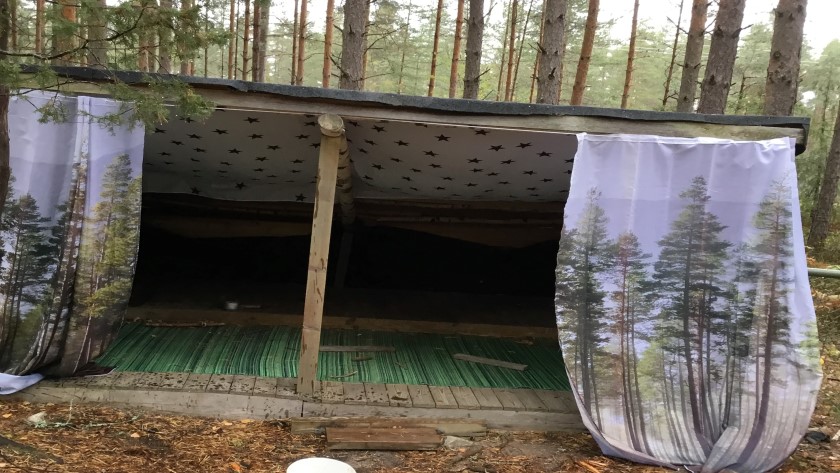 Vindskydd i skogen med tygdraperier