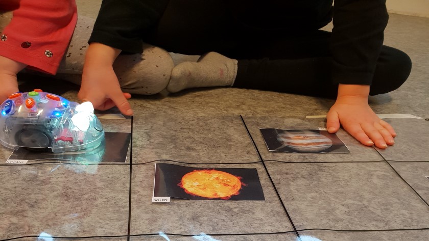 Barn tittar på bilder på planeter