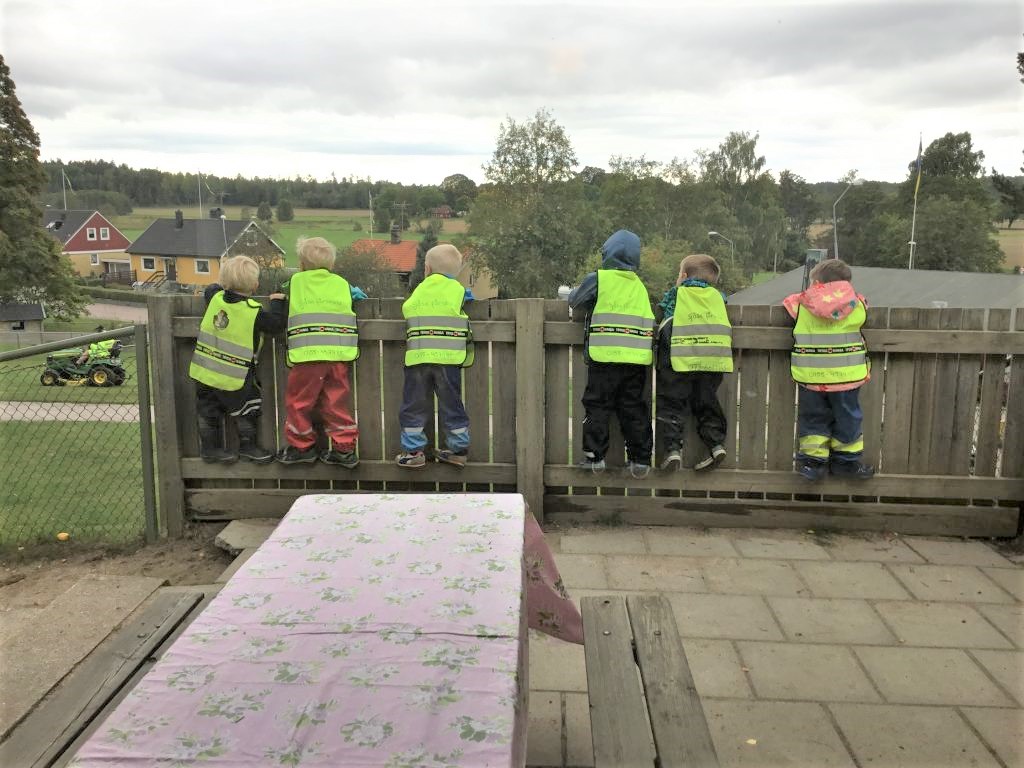 Barn vid staket