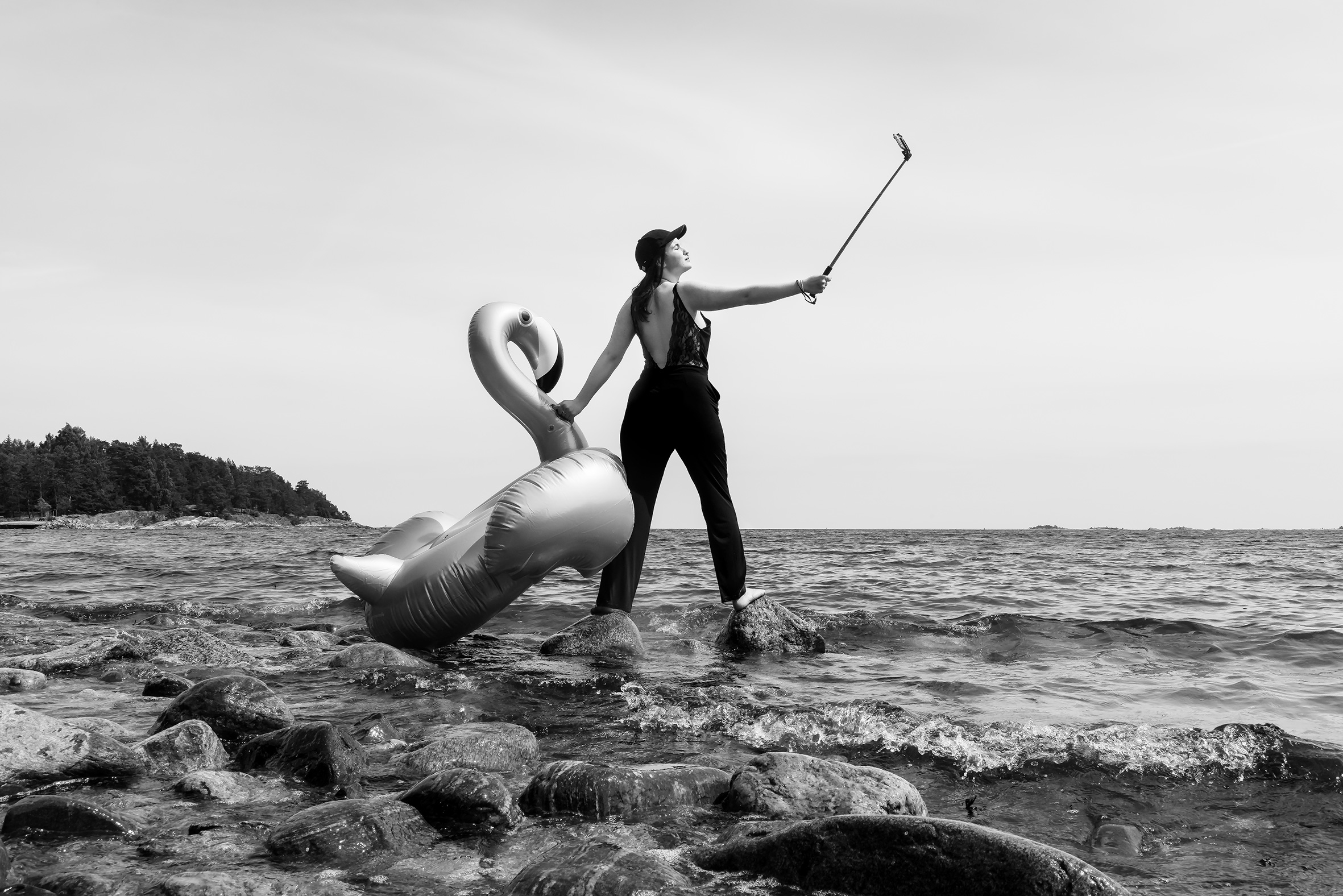 Svartvit bild vid havet i Nyköping. Alla modeller kommer från Nyköping.